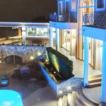 Apartment Overlooking With Pool *